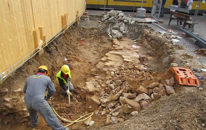 Die Reste des Fundaments der Konkordienkirche auf dem Karlsruhe Marktplatz werden durch die KASIG geborgen, um sie der Nachwelt zu erhalten.